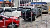 Sejumlah kendaraan mengantre untuk melakukan rapid antigen drive thru.