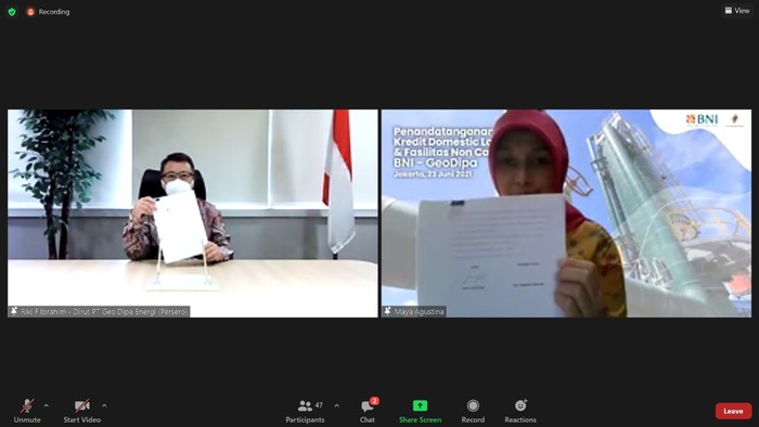 Direktur Utama PT Geo Dipa Energi Riki Firmandha  Ibrahim (kiri) dan Pemimpin Divisi Bisnis Korporasi 2 Maya Agustina (kanan) menandatangani Penandatanganan Perjanjian Kredit Proyek Pembangunan PLTP di Jakarta.