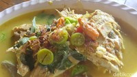Kalau suka yang berkuah segar, kamu bisa membuat kepala ikan kakap betawi. Kuahnya berbumbu kunyit dengan paduan tomat muda dan kemangi. Cara membuatnya bisa dilihat di sini! Foto: detikfood/odilia