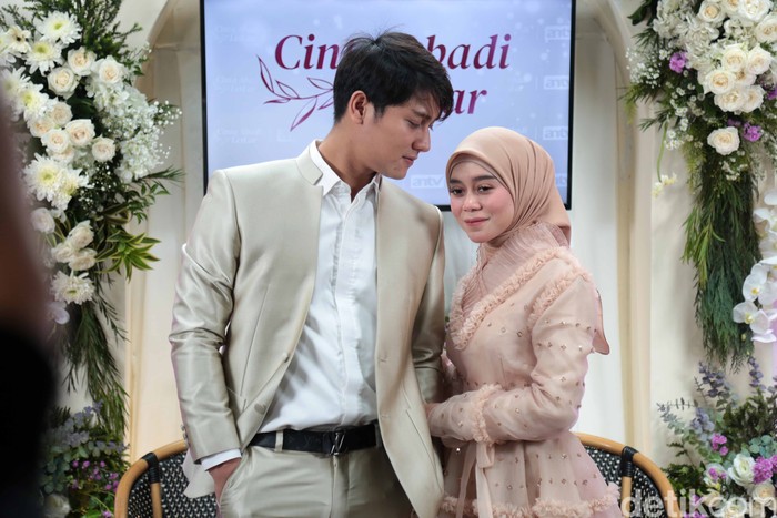 Rizky Billar dan Lesti Kejora Rizky Billar dan Lesti Kejora