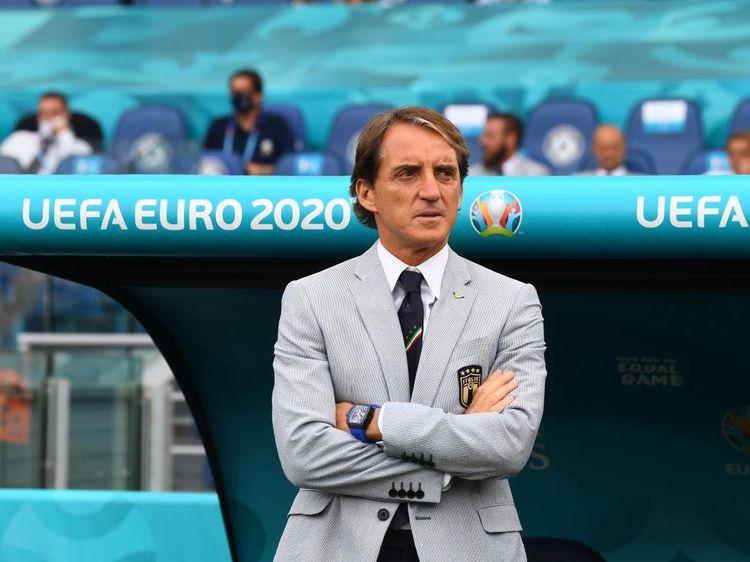 Foto: Roberto Mancini yang Stylish di Euro 2020