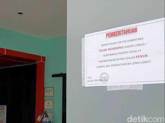 RSUD Brebes menempel pengumuman tidak menerima pasien Corona karena bed penuh, Rabu (23/6/2021).