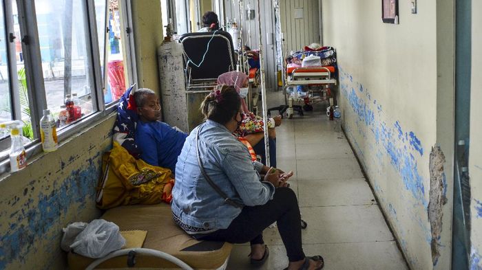 Sejumlah pasien menjalani perawatan di lorong IGD Rumah Sakit Umum Daerah (RSUD) dr Soekardjo, Kota Tasikmalaya, Jawa Barat, Rabu (23/6/2021). Akibat ruang isolasi COVID-19 di RSUD dr Soekardjo penuh dengan Bed Occupancy Rate (BOR) melebihi 100 persen, mereka terpaksa mengantre, bahkan belasan di antaranya terpaksa menunggu di lorong IGD lantaran masuk dalam daftar tunggu untuk dipindahkan ke ruang isolasi. ANTARA FOTO/Adeng Bustomi/