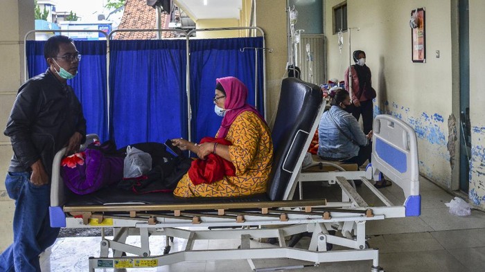 RUANG ISOLASI COVID-19 RSUD KOTA TASIKMALAYA PENUH Sejumlah pasien menjalani perawatan di lorong IGD Rumah Sakit Umum Daerah (RSUD) dr Soekardjo, Kota Tasikmalaya, Jawa Barat, Rabu (23/6/2021). Akibat ruang isolasi COVID-19 di RSUD dr Soekardjo penuh dengan Bed Occupancy Rate (BOR) melebihi 100 persen, mereka terpaksa mengantre, bahkan belasan di antaranya terpaksa menunggu di lorong IGD lantaran masuk dalam daftar tunggu untuk dipindahkan ke ruang isolasi. ANTARA FOTO/Adeng Bustomi/