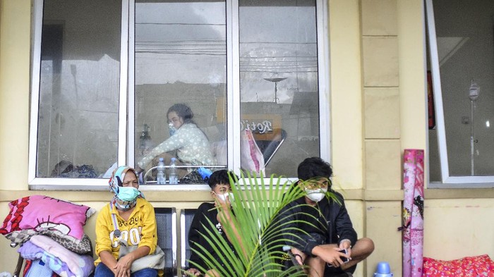 Sejumlah pasien menjalani perawatan di lorong IGD Rumah Sakit Umum Daerah (RSUD) dr Soekardjo, Kota Tasikmalaya, Jawa Barat, Rabu (23/6/2021). Akibat ruang isolasi COVID-19 di RSUD dr Soekardjo penuh dengan Bed Occupancy Rate (BOR) melebihi 100 persen, mereka terpaksa mengantre, bahkan belasan di antaranya terpaksa menunggu di lorong IGD lantaran masuk dalam daftar tunggu untuk dipindahkan ke ruang isolasi. ANTARA FOTO/Adeng Bustomi/