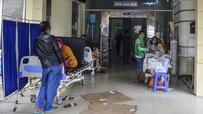 Sejumlah pasien menjalani perawatan di lorong IGD Rumah Sakit Umum Daerah (RSUD) dr Soekardjo, Kota Tasikmalaya, Jawa Barat, Rabu (23/6/2021). Akibat ruang isolasi COVID-19 di RSUD dr Soekardjo penuh dengan Bed Occupancy Rate (BOR) melebihi 100 persen, mereka terpaksa mengantre, bahkan belasan di antaranya terpaksa menunggu di lorong IGD lantaran masuk dalam daftar tunggu untuk dipindahkan ke ruang isolasi. ANTARA FOTO/Adeng Bustomi/