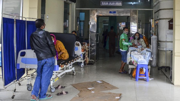 RUANG ISOLASI COVID-19 RSUD KOTA TASIKMALAYA PENUH Sejumlah pasien menjalani perawatan di lorong IGD Rumah Sakit Umum Daerah (RSUD) dr Soekardjo, Kota Tasikmalaya, Jawa Barat, Rabu (23/6/2021). Akibat ruang isolasi COVID-19 di RSUD dr Soekardjo penuh dengan Bed Occupancy Rate (BOR) melebihi 100 persen, mereka terpaksa mengantre, bahkan belasan di antaranya terpaksa menunggu di lorong IGD lantaran masuk dalam daftar tunggu untuk dipindahkan ke ruang isolasi. ANTARA FOTO/Adeng Bustomi/