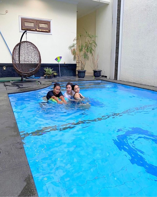 Kolam renang menjadi tempat tongkrongan Zaskia Gotik bersama teman-temannya. (Foto: Instagram/@zaskia_gotix)