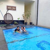 Kolam renang menjadi tempat tongkrongan Zaskia Gotik bersama teman-temannya. (Foto: Instagram/@zaskia_gotix)