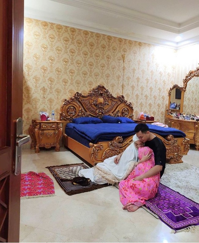 Interior bernuansa nuansa klasik juga menghiasi kamar tidur utama. Tampak sebuah ranjang kayu berukuran king-size yang dihiasi ukiran klasik mengisi kamar tersebut.  (Foto: Instagram/@zaskia_gotik)