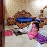 Interior bernuansa nuansa klasik juga menghiasi kamar tidur utama. Tampak sebuah ranjang kayu berukuran king-size yang dihiasi ukiran klasik mengisi kamar tersebut.  (Foto: Instagram/@zaskia_gotik)