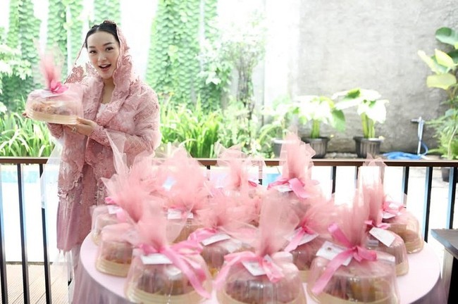 Halaman yang terbatas bukan masalah. Zaskia Gotik memanfaatkan dinding sebagai lahan untuk menumbuhkan tanaman merambat sehingga rumah tetap terasa asri.  (Foto: Instagram/@zaskia_gotix)