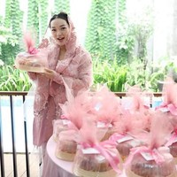 Halaman yang terbatas bukan masalah. Zaskia Gotik memanfaatkan dinding sebagai lahan untuk menumbuhkan tanaman merambat sehingga rumah tetap terasa asri.  (Foto: Instagram/@zaskia_gotix)