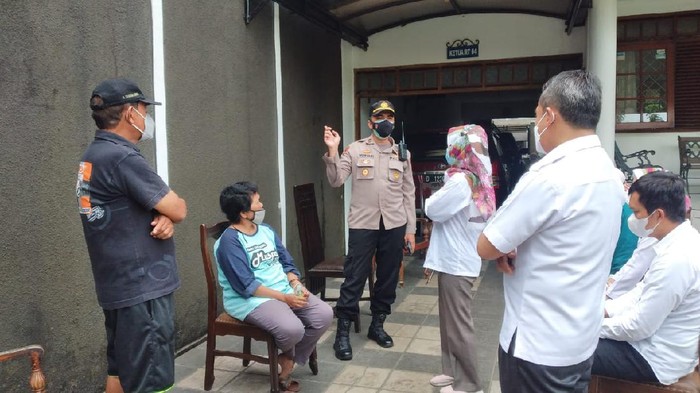 Sejumlah petugas memantau kondisi warga positif COVID-19 di Bandung.