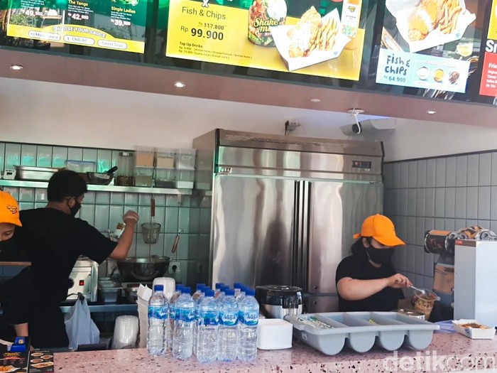 Shake Mie di Urban Farm PIK Shake Mie di Urban Farm PIK Menawarkan Sensasi Makan Mie dalam Gelas dan Dikocok.