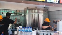Konsep gerainya seperti restoran cepat saji yang terlihat langsung bagian dapurnya. Foto: detikFood/Yenny Mustika Sari