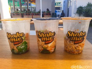 Kekinian! Menyantap Mie Mala Pedas dalam Gelas