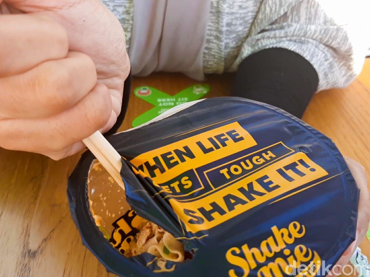 Shake Mie di Urban Farm PIK Menawarkan Sensasi Makan Mie dalam Gelas dan Dikocok.