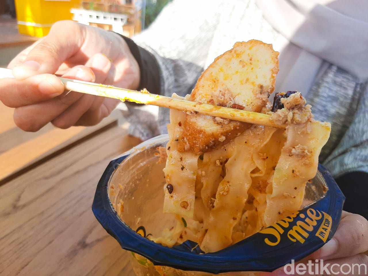 Shake Mie di Urban Farm PIK Menawarkan Sensasi Makan Mie dalam Gelas dan Dikocok.
