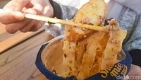 Menu andalannya adalah Harlem Shake. Berupa mie lebar dengan bumbu mala yang pedas menyengat. Toppingnya berupa ayam cincang, fish cake, dan kulit crispy. Foto: detikFood/Yenny Mustika Sari