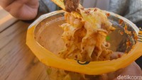 Lalu, kami juga memesan The Tango. Mie lebar yang kamu bumbui chili oil. Topping mie ini berisikan ayam dan jamur cincang serta bakso ikan. Foto: detikFood/Yenny Mustika Sari