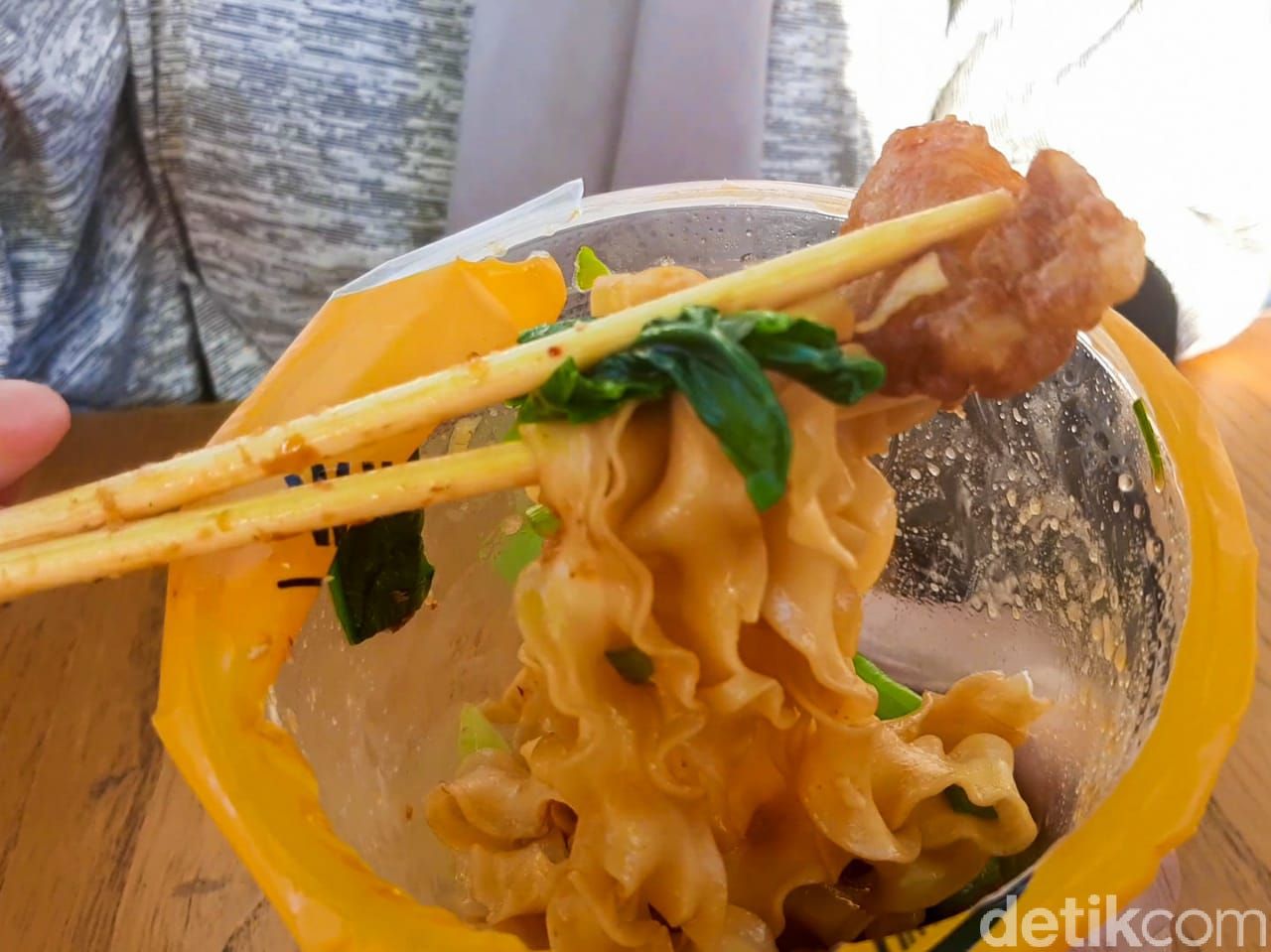 Shake Mie di Urban Farm PIK Menawarkan Sensasi Makan Mie dalam Gelas dan Dikocok.