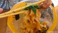 Terakhir kami memesan menu Freestyle. Bumbunya kali ini kami gunakan yang manis yaitu sweet soya. Tambahan toppingnya berupa chicken popcorn dan eggroll. Foto: detikFood/Yenny Mustika Sari
