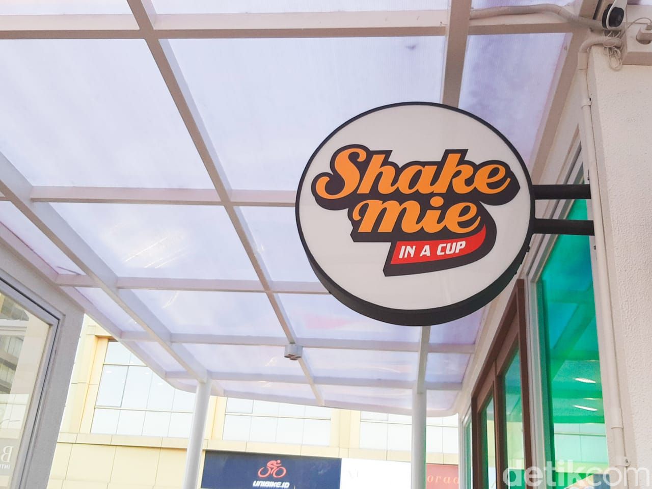 Shake Mie di Urban Farm PIK Menawarkan Sensasi Makan Mie dalam Gelas dan Dikocok.