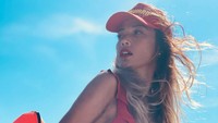 Shanty Paredes mengunggah pose ketika dirinya mengenakan setelah lifeguard ala Baywatch. Foto: dok instagram Shanty Paredes