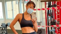 Tak cuma itu, Shanty juga rajin berolahraga di gym. Foto: dok instagram Shanty Paredes