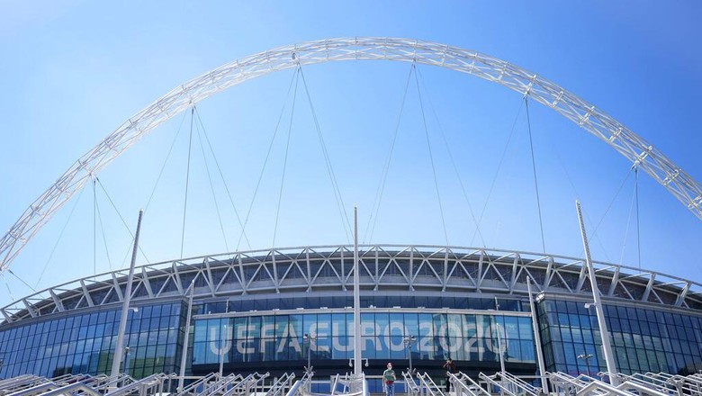 Stadion Wembley FILE - In this Wednesday, June 9, 2021 file photo, a view of the entrance to Wembley stadium, ahead of the Euro 2020 soccer championship in London. The British government says more than 60,000 fans will be allowed into the semifinals and final of the European Championship at Wembley Stadium. No details have been provided yet on how fans from overseas can attend without having to quarantine after flying into London. (AP Photo/Frank Augstein, File)