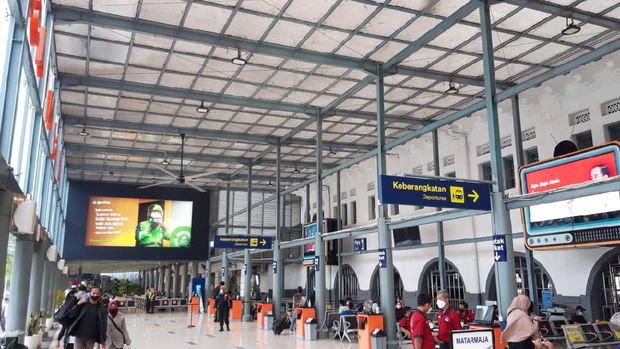 Suasana Stasiun Senen dan Gambir