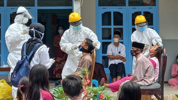 Satgas COVID-19 Kabupaten Pasuruan menemukan klaster takziah di Desa Dayurejo, Kecamatan Prigen. Sebanyak 21 orang dinyatakan positif swab antigen.