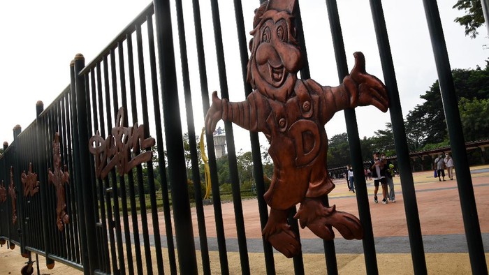 Pengunjung berwisata di Taman Impian Jaya Ancol, Jakarta, Rabu (23/6/2021). Manajemen PT Pembangunan Jaya Ancol Tbk menutup sementara waktu operasional unit usaha rekreasi Taman Impian Jaya Ancol mulai 24 Juni 2021 seiring keputusan Gubernur DKI Jakarta memperpanjang Pemberlakuan Pembatasan Kegiatan Masyarakat (PPKM) berbasis Mikro untuk menekan penyebaran COVID-19 yang saat ini sedang meningkat. ANTARA FOTO/Indrianto Eko Suwarso