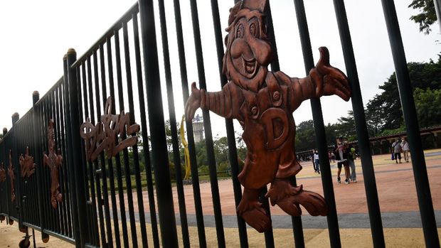 TAMAN IMPIAN JAYA ANCOL TUTUP OPERASIONAL SEMENTARA Pengunjung berwisata di Taman Impian Jaya Ancol, Jakarta, Rabu (23/6/2021). Manajemen PT Pembangunan Jaya Ancol Tbk menutup sementara waktu operasional unit usaha rekreasi Taman Impian Jaya Ancol mulai 24 Juni 2021 seiring keputusan Gubernur DKI Jakarta memperpanjang Pemberlakuan Pembatasan Kegiatan Masyarakat (PPKM) berbasis Mikro untuk menekan penyebaran COVID-19 yang saat ini sedang meningkat. ANTARA FOTO/Indrianto Eko Suwarso