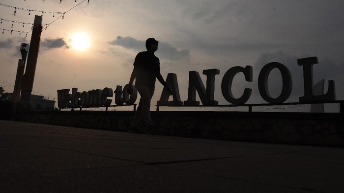 Pengunjung berwisata di Taman Impian Jaya Ancol, Jakarta, Rabu (23/6/2021). Manajemen PT Pembangunan Jaya Ancol Tbk menutup sementara waktu operasional unit usaha rekreasi Taman Impian Jaya Ancol mulai 24 Juni 2021 seiring keputusan Gubernur DKI Jakarta memperpanjang Pemberlakuan Pembatasan Kegiatan Masyarakat (PPKM) berbasis Mikro untuk menekan penyebaran COVID-19 yang saat ini sedang meningkat. ANTARA FOTO/Indrianto Eko Suwarso