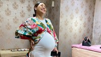 Tata Janeeta juga menyebut dari bentuk perutnya, bisa terlihat jenis kelamin sang bayi. Foto: dok instagram Tata Janeeta