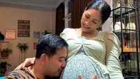 Brotoseno terlihat mencium perut Tata Janeeta yang tengah hamil tua. Foto: dok instagram Tata Janeeta