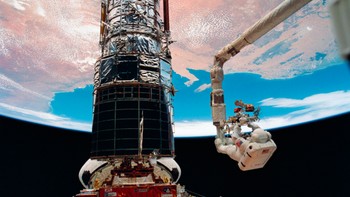 Foto Teleskop Luar Angkasa Hubble NASA ini diambil selama Service Mission astronaut pertama pada tahun 1993. Foto: NASA