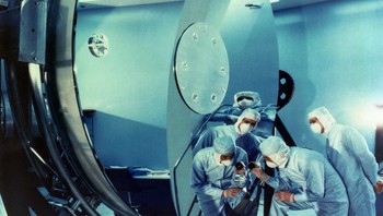 Teknisi memeriksa cermin utama Hubble setelah dilapisi dengan lapisan reflektif aluminium. Foto: NASA