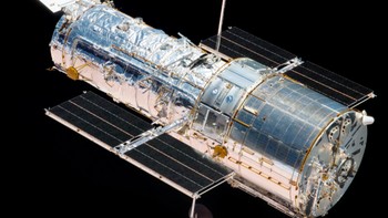 Hubble ditenagai oleh energi Matahari yang dikumpulkan oleh dua susunan surya seperti sayap yang terlihat pada gambar teleskop yang diambil selama misi servis terakhir pada tahun 2009. Foto: NASA
