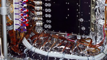 Power Control Unit adalah jantung dari sistem tenaga listrik Hubble. Bagian ini diganti selama misi servis pada tahun 2002. Saat penggantian, seluruh pesawat ruang angkasa untuk sementara ditutup. Foto: NASA