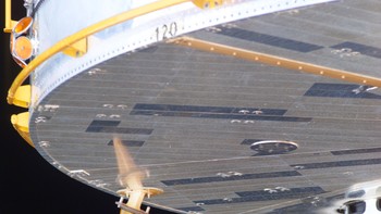 Diambil pada tahun 2002 selama Service Mission 3B. Gambar ini menunjukkan salah satu antena low-gain Hubble berbentuk kerucut (kiri bawah). Antena dengan gain rendah menerima semua perintah yang dikirim ke Hubble dan dapat digunakan untuk mengirimkan sinyal selama operasi darurat. Foto: NASA