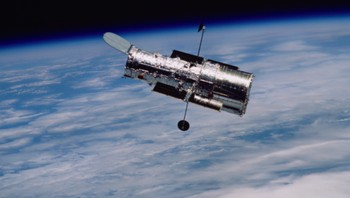 Dalam foto Hubble ini, yang diambil setelah peluncurannya di akhir Service Mission 3B, dua antena high gain pesawat ruang angkasa diperpanjang di atas dan di bawah teleskop. High gain antena digunakan untuk mengirimkan data dalam jumlah besar, termasuk gambar teleskop. Foto: NASA