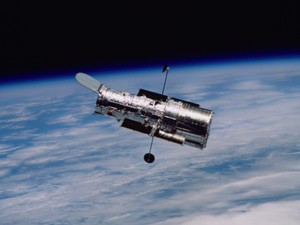 Serbuan Satelit Bikin Gambar Jepretan Hubble Makin Terganggu