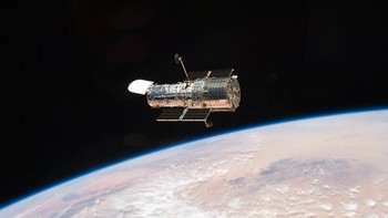Astronaut mengambil foto Teleskop Luar Angkasa Hubble ini selama Service Mission pesawat ulang-alik terakhir ke observatorium pada Mei 2009. Foto: NASA