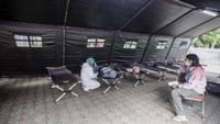 RSUD Cibinong mendirikan tenda darurat untuk mengantisipasi lonjakan pasien yang dirujuk ke IGD. ANTARA FOTO/Yulius Satria Wijaya/hp.