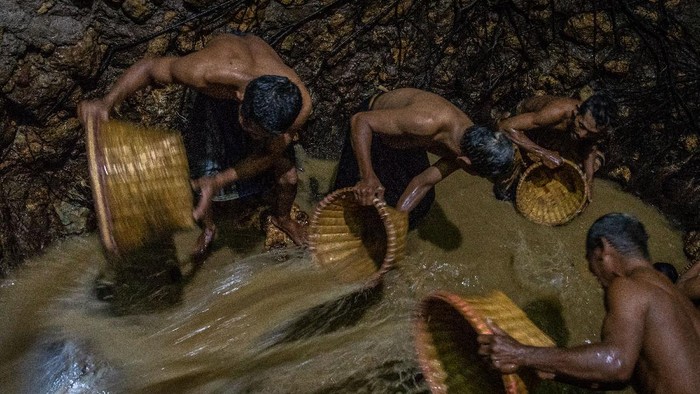 TRADISI SEDEKAH BUMI DESA SUGIHMANIK Warga menyawer penari tayub saat pentas dalam tradisi sedekah bumi di Bale Panjang yang merupakan petilasan Sunan Kalijaga di Desa Sugihmanik, Tanggungharjo, Grobogan, Jawa Tengah, Rabu (23/6/2021). Tradisi turun temurun ratusan tahun dengan membersihkan mata air, dilanjutkan berdoa, makan bersama serta menyaksikan tarian tayub itu dilakukan sebagai napak tilas Sunan Kalijaga dalam menyebarkan agama Islam di desa setempat sekaligus wujud rasa syukur masyarakat kepada Tuhan Yang Maha Esa atas rezeki yang melimpah. ANTARA FOTO/Aji Styawan/rwa.