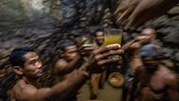 Sejumlah warga meminum air tapai sebagai syarat membersihkan mata air Sendangsari yang merupakan petilasan Sunan Kalijaga.