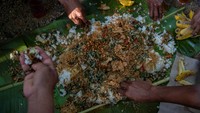 Usai membersihkan mata air, tradisi berlanjut dengan menggelar makan bersama.